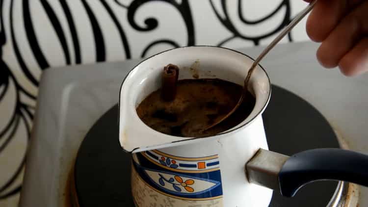 Kaffee machen mit Honig in Turk