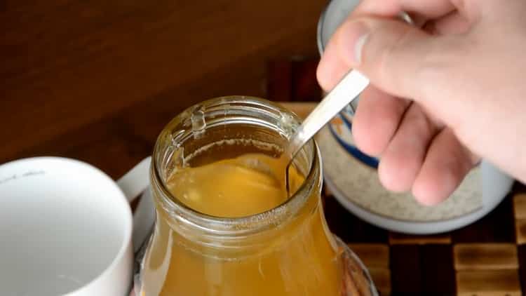 Zum Zubereiten von Kaffee fügen Sie Honig hinzu