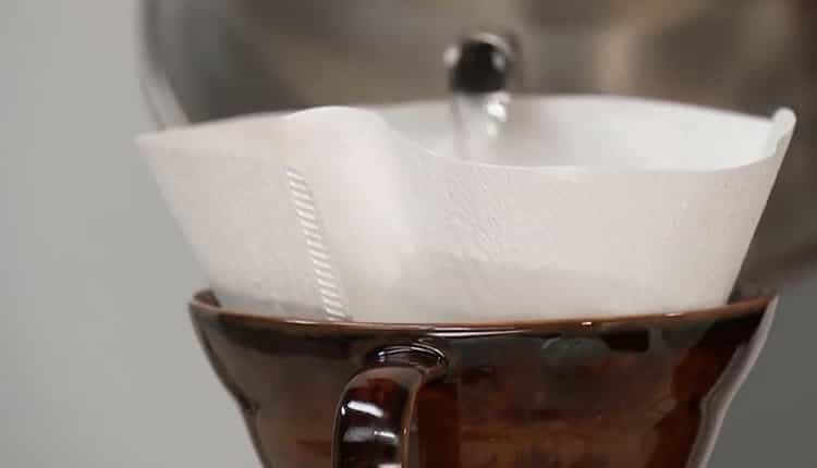 Kahvin valmistamiseksi suklaalla hauduta ainekset