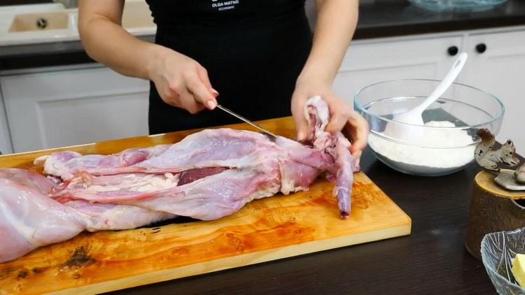 Um ein Kaninchen im Ofen zu kochen, schneiden Sie das Fleisch