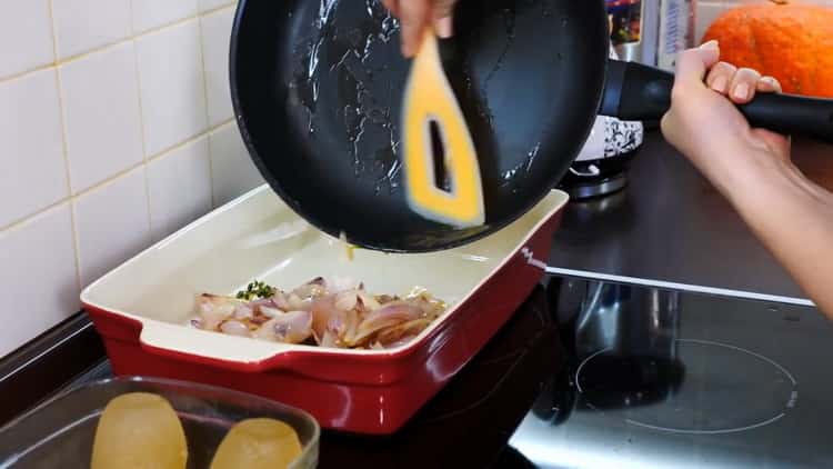 Um ein Kaninchen im Ofen zu kochen, bereiten Sie das Geschirr vor