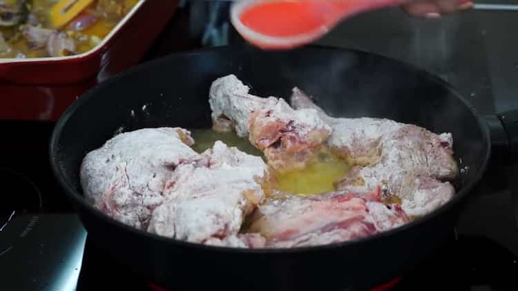 Braten Sie das Fleisch an, um das Kaninchen im Ofen zu kochen