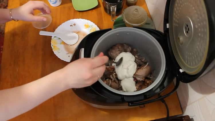За да готвите заек в бавна готварска смес в заквасена сметана, пригответе соса
