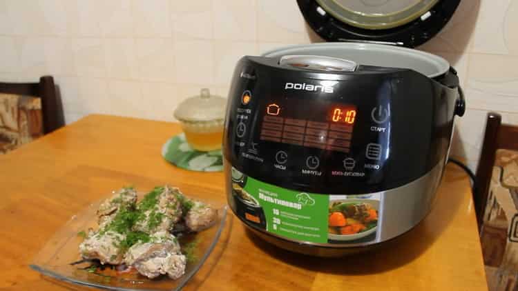 Coniglio in salsa di panna acida in una pentola a cottura lenta secondo una ricetta graduale con foto