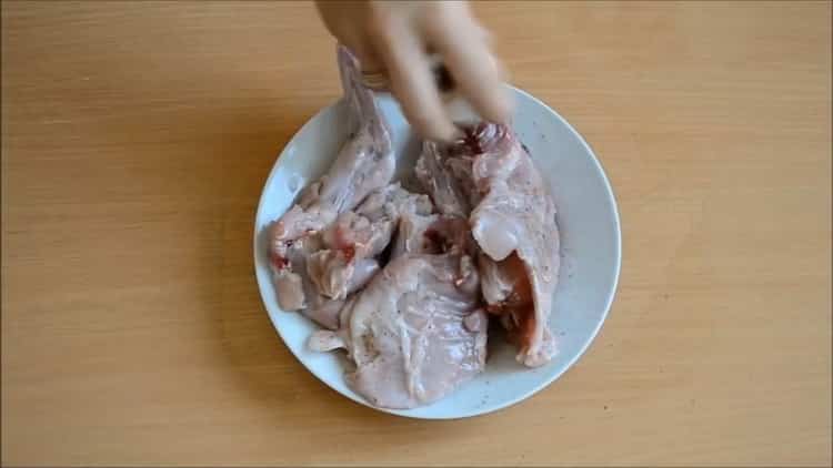 Bereiten Sie das Fleisch zu, um ein Kaninchen in einem Slow Cooker zuzubereiten