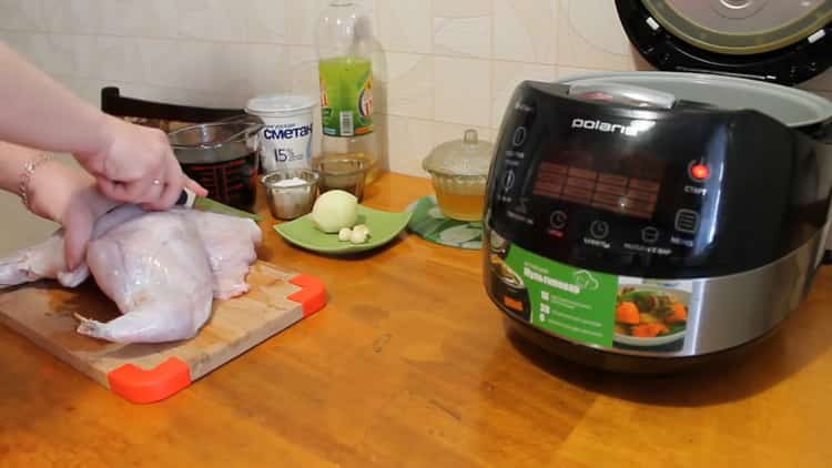 Bereiten Sie die Zutaten vor, um ein Kaninchen in einem Slow Cooker in einer Sauce aus saurer Sahne zuzubereiten