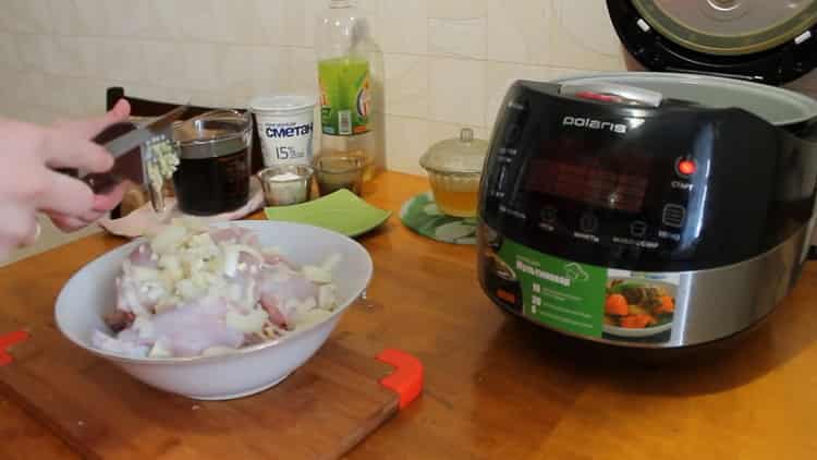 لطهي أرنب في طنجرة بطيئة في صلصة الكريما الحامضة ، أضف الثوم