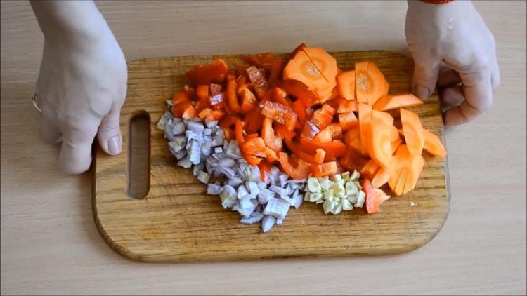 За да готвите заек в бавна готварска печка, нарежете зеленчуци