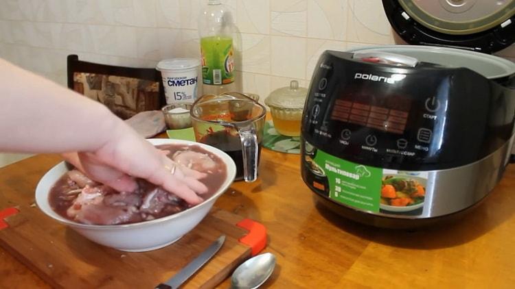 Bereiten Sie die Marinade vor, um ein Kaninchen in einem Slow Cooker mit Sauerrahmsauce zuzubereiten