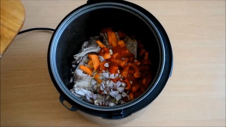 Bereiten Sie die Zutaten vor, um ein Kaninchen in einem Slow Cooker zuzubereiten