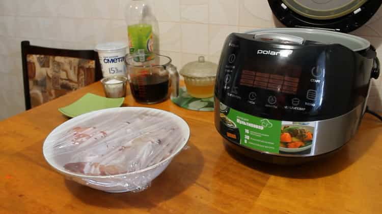 Για να μαγειρέψετε ένα κουνέλι σε μια βραδεία κουζίνα σε μια σάλτσα ξινή κρέμα, καλύψτε με μια μεμβράνη