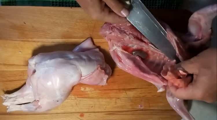 Um das Kaninchen in saurer Sahne im Ofen zuzubereiten, bereiten Sie die Zutaten vor