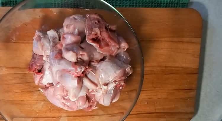 Um ein Kaninchen in der sauren Sahne im Ofen zu kochen, das Fleisch marinieren