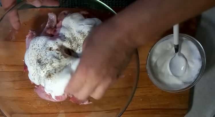 Um ein Kaninchen in saurer Sahne im Ofen zu kochen, fügen Sie saure Sahne hinzu