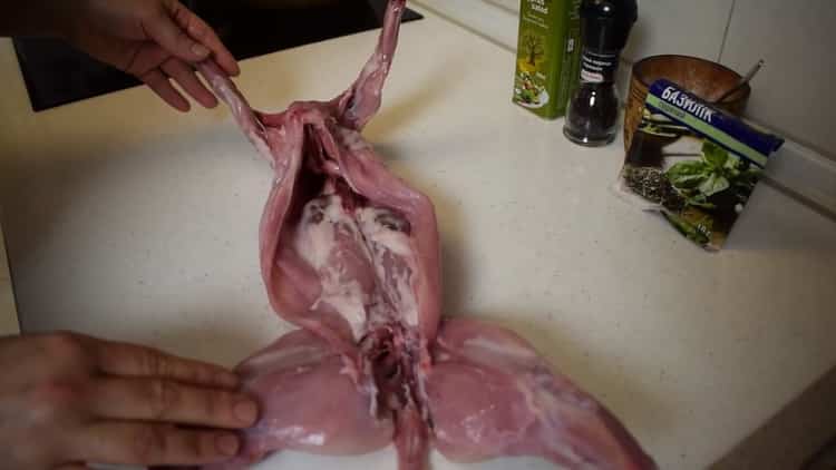 Um das Kaninchen in Folie im Ofen zuzubereiten, bereiten Sie die Zutaten vor