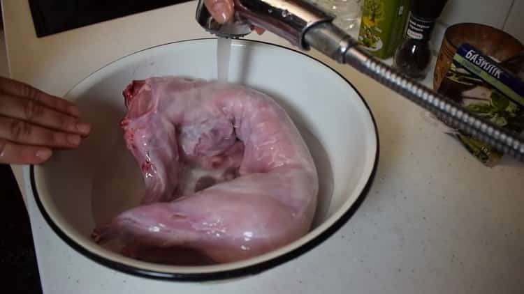 Um das Kaninchen in der Folie im Ofen zu garen, marinieren Sie das Fleisch