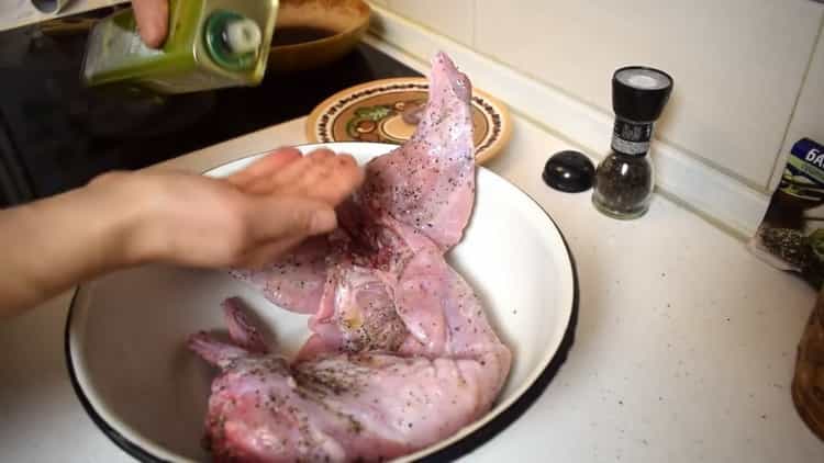 Per preparare il coniglio in un foglio nel forno, prepara tutto il necessario per cucinare