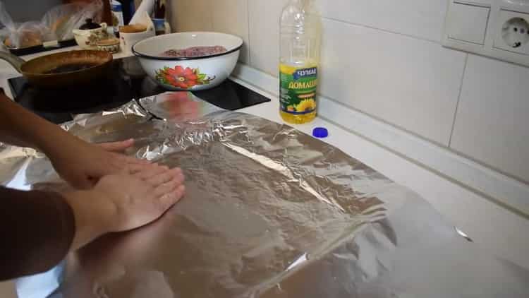 Για να προετοιμάσετε το κουνέλι στο φούρνο, προετοιμάστε το αλουμινόχαρτο