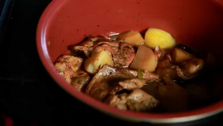 За да готвите заек с картофи в бавна готварска смес, смесете съставките