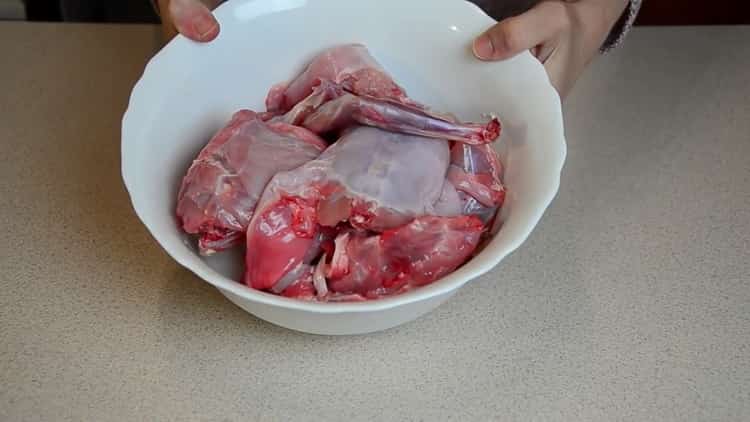 Pro vaření králíka s švestkami. nakrájejte maso