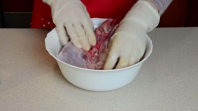 Per cucinare coniglio con prugne secche. salare la carne