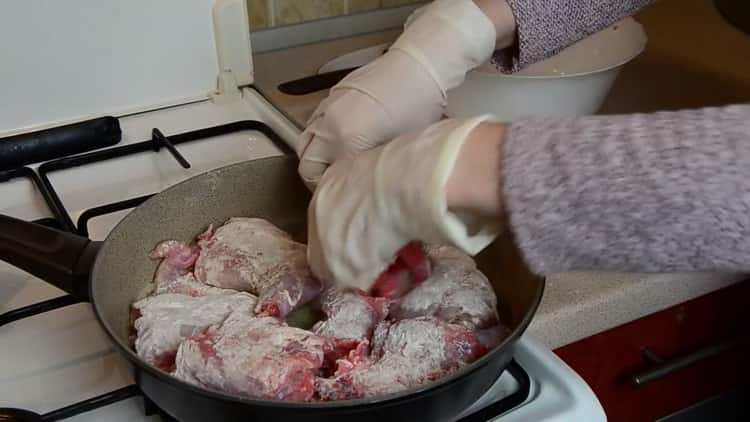 Zum Kochen von Kaninchen mit Pflaumen. Das Fleisch anbraten