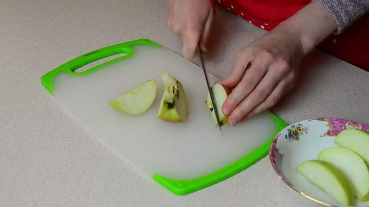 Για μαγείρεμα κουνελιών με δαμάσκηνα. κόψτε ένα μήλο