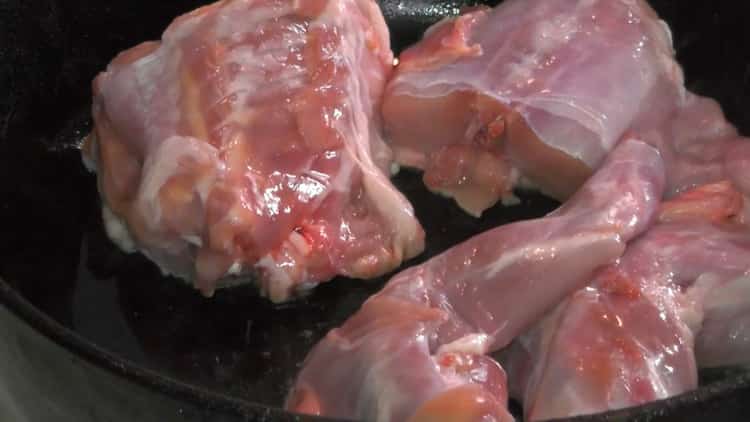 Chcete-li vařit dušený králík s bramborami, smažte maso