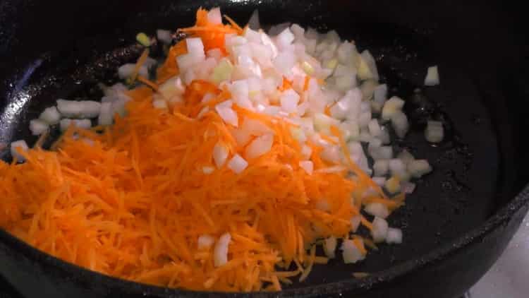 Per cuocere il coniglio in umido con le patate, friggere le cipolle
