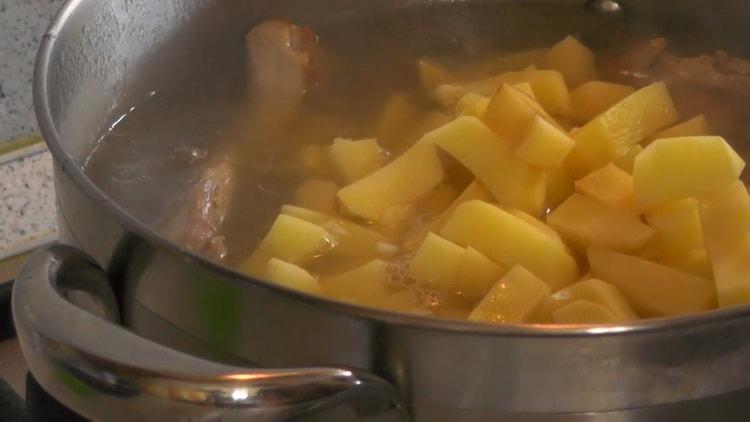Για να μαγειρέψετε το μαγειρεμένο κουνέλι με πατάτες, συνδυάστε τα συστατικά