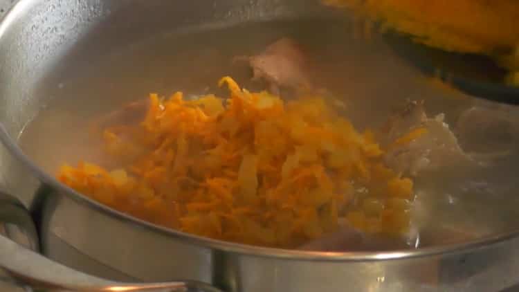 Per preparare il coniglio in umido con patate, preparare gli ingredienti