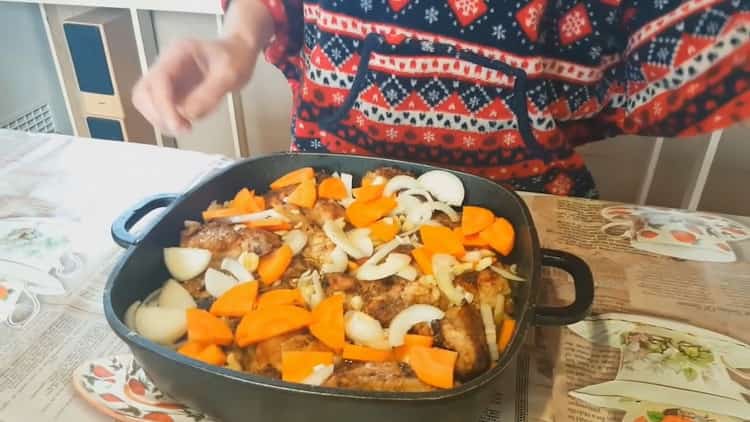 Για να μαγειρέψετε ένα στιφάδο κουνέλι με λαχανικά, βάλτε τα λαχανικά στο κρέας