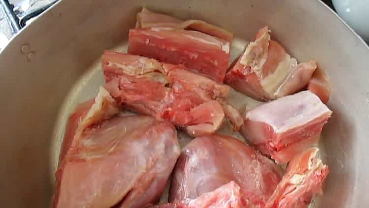 Katkaise liha höyryttääksesi kaninmuhennosta vihanneksilla