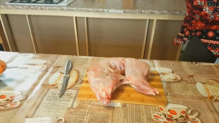 Per cucinare lo spezzatino di coniglio con le verdure, tagliare la carne