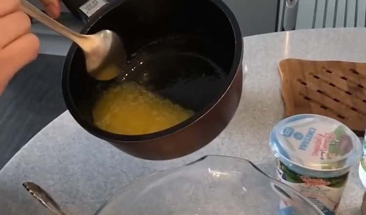 За да направите царевичен хинкал, разтопете масло
