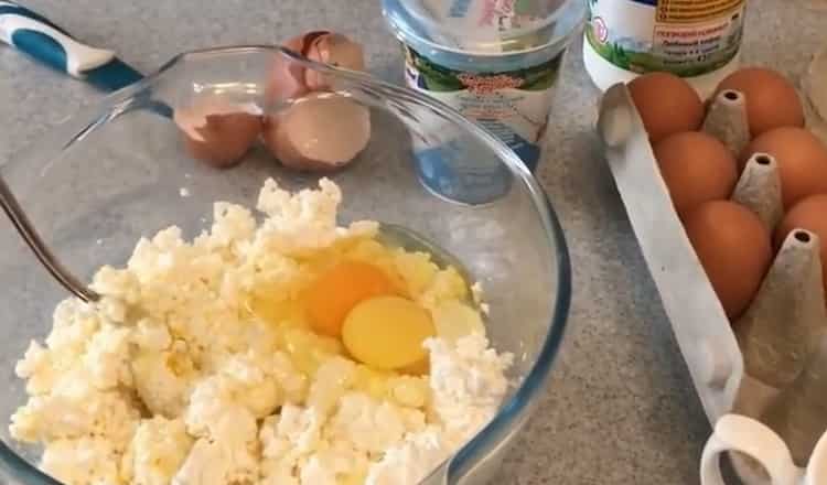 За да готвите царевичен хинкал, смесете яйца и извара