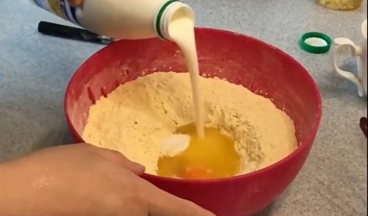 За да приготвите царевичен хинкал, смесете съставките за тестото