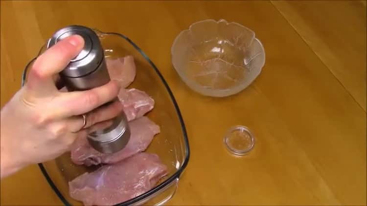 Norėdami virti vištienos krūtinėlę grietinėlės padaže, supjaustykite mėsą