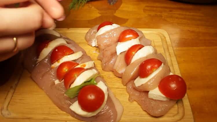 Um die Hähnchenbrust in einem langsamen Kocher zuzubereiten, legen Sie die Füllung auf das Fleisch