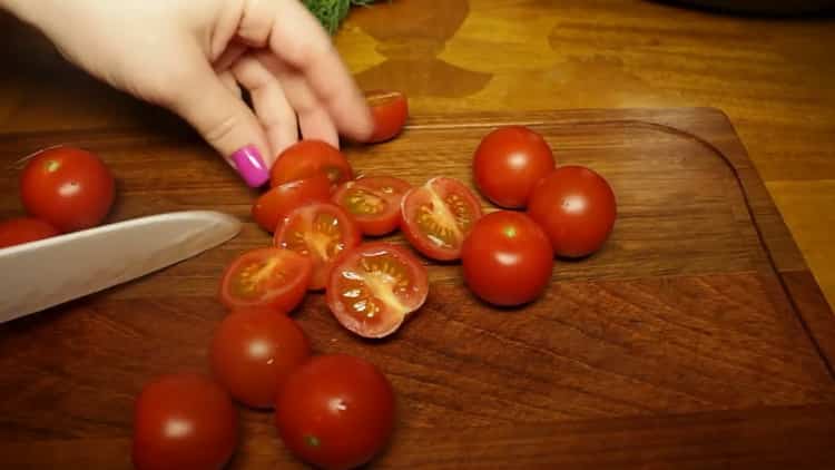 Norėdami virti vištienos krūtinėlę lėtai viryklėje, supjaustykite pomidorus
