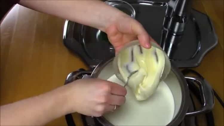 Norėdami vištienos krūtinėlę pasigaminti kreminiame padaže, paruoškite padažą