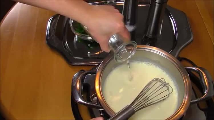 Fügen Sie Wasser hinzu, um Hähnchenbrust in einer cremigen Sauce zuzubereiten