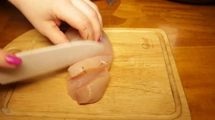 Valmistaa liha kananrinnan keittämiseksi hitaassa liesissä