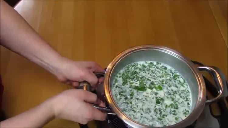 Hähnchenbrust in einer cremigen Sauce kochen, hacken Sie das Grün