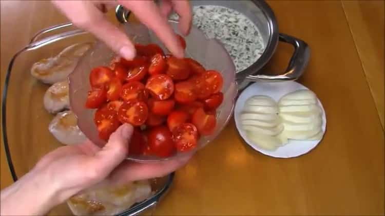 За да готвите пилешки гърди в кремообразен сос, нарежете зеленчуците