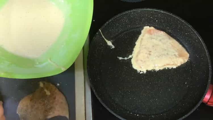 За да сготвите гърдата в тесто, запържете месото