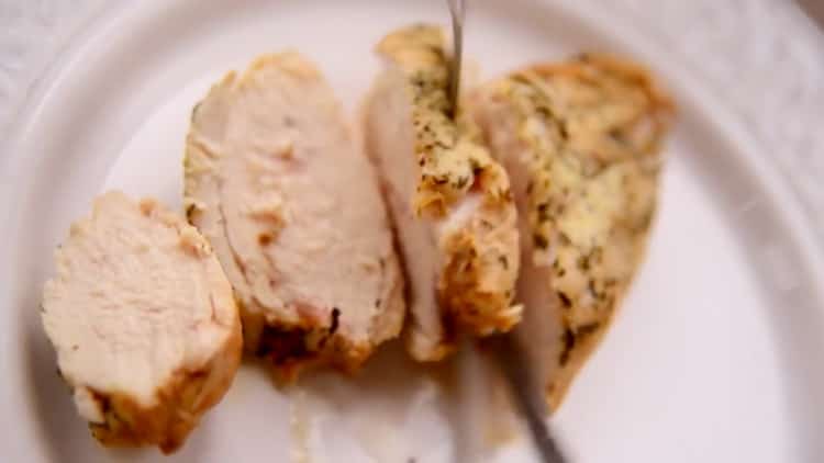 Αρωματικό στήθος κοτόπουλου σε φύλλα στο φούρνο είναι έτοιμο