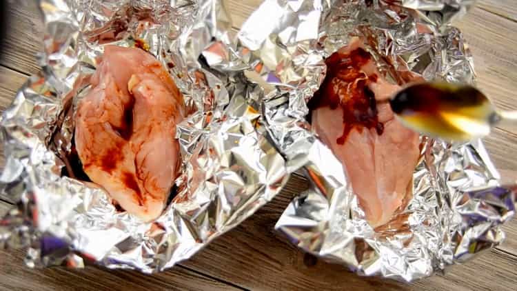 Για να προετοιμάσετε το στήθος κοτόπουλου σε αλουμινόχαρτο στο φούρνο, ετοιμάστε τα μπαχαρικά