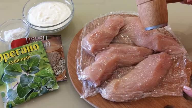 A sült csirkemell burgonyával történő elkészítéséhez készítse elő az összetevőket