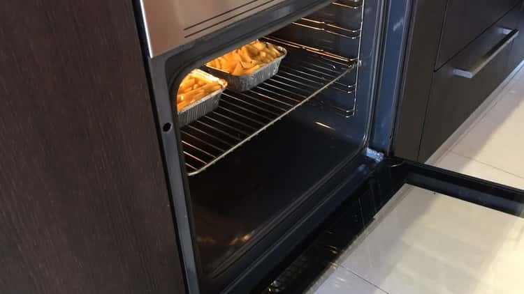 لطهي صدر الدجاج مع البطاطا في الفرن ، قم بتشغيل الفرن